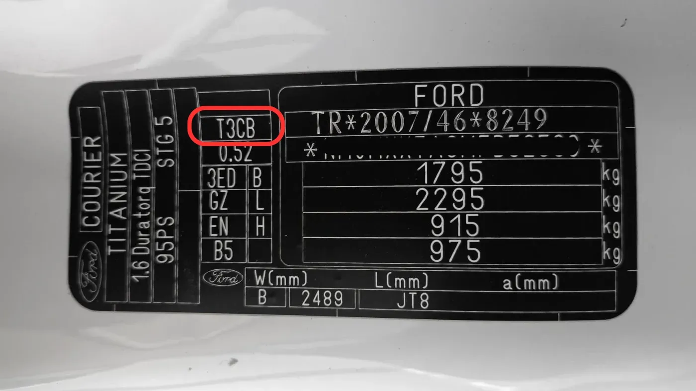 Ford Courier ön kapı arası etiket üzerinde varyant bilgisi